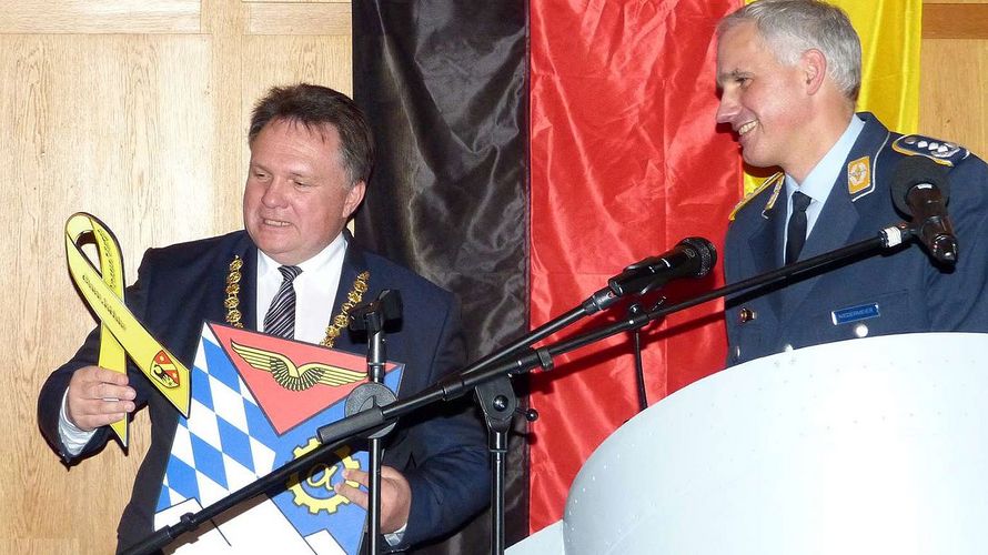 Oberst Dirk Niedermeier (r.) überreicht an Oberbürgermeister Stefan Bosse das Wappen der Abteilung Süd für den Sitzungssaal im Rathaus und eine gelbe Schleife. Foto: DBwV