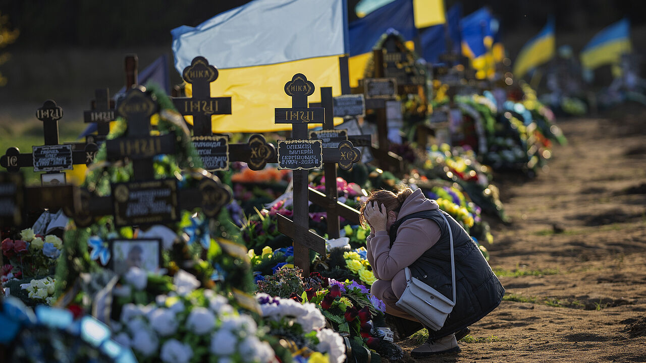 Tamara, 54, trauert am Grab ihres einzigen Sohnes, eines Soldaten, der bei einem russischen Bombenangriff auf einem Friedhof in Mykolajiw, Ukraine, am Mittwoch, dem 26. Oktober 2022, getötet wurde. Tamara erfuhr erst vier Monate nach dem Tod ihres Sohnes von ihm, als es ihr gelang, aus ihrem von russischen Truppen besetzten Dorf in Cherson zu fliehen. Foto: picture alliance / ASSOCIATED PRESS | Emilio Morenatti