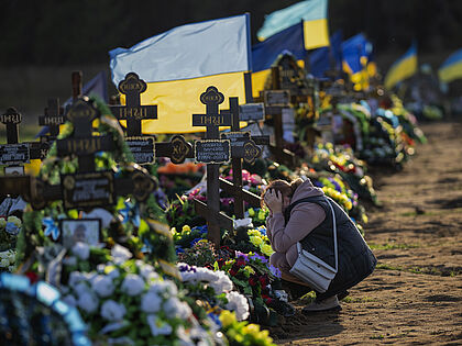 Tamara, 54, trauert am Grab ihres einzigen Sohnes, eines Soldaten, der bei einem russischen Bombenangriff auf einem Friedhof in Mykolajiw, Ukraine, am Mittwoch, dem 26. Oktober 2022, getötet wurde. Tamara erfuhr erst vier Monate nach dem Tod ihres Sohnes von ihm, als es ihr gelang, aus ihrem von russischen Truppen besetzten Dorf in Cherson zu fliehen. Foto: picture alliance / ASSOCIATED PRESS | Emilio Morenatti