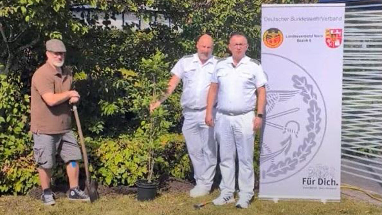 In Westerstede (v.l.n.r.):  Oberstabsbootsmann Sascha Wendler sowie die Stabsfeldwebel Daniel Meyer und Enrico Ruß. Foto: LV Nord