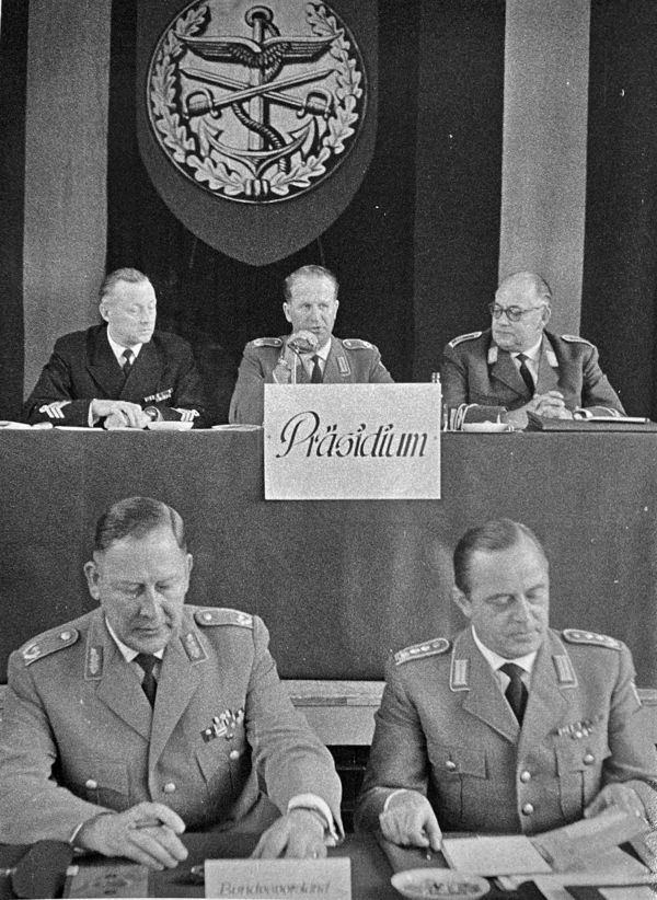 Der Präsident der 5. Hauptversammlung Heinz Volland (oben Mitte) mit dem Ehrenvorsitzenden Karl-Theodor Molinari (vorne links) und dem Bundesvorsitzenden Wolfgang Keilig (vorne rechts). Foto: DBwV/Archiv