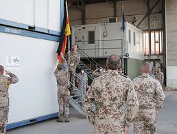 Mit dem Einholen der Bundesdienstflagge wurde das deutsche Einsatzkontingent offiziell beendet. Foto: Bundeswehr/PAO Atalanta