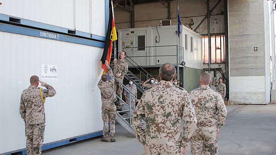 Mit dem Einholen der Bundesdienstflagge wurde das deutsche Einsatzkontingent offiziell beendet. Foto: Bundeswehr/PAO Atalanta