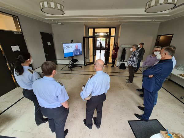 Im Foyer der Berliner Bundesgeschäftsstelle des DBwV verfolgen Mandatsträger und Mitarbeiter den Abschluss der Landesversammlung. Foto: DBwV/Yann Bombeke