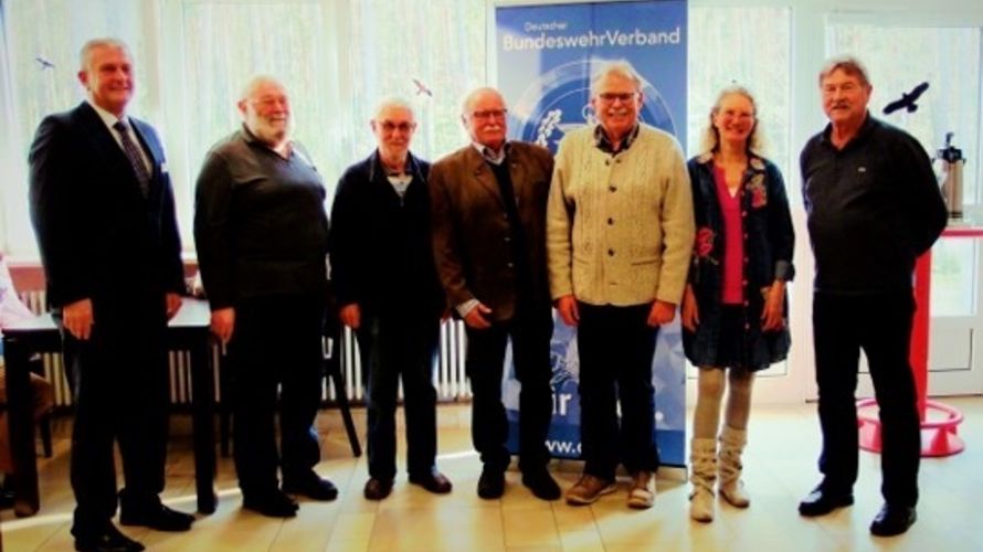 Bernhard Hauber (v.l.) mit den geehrten und ausgezeichneten Mitgliedern Wolfgang Schulze-Thummes, E. Modrow, R. von Frankenberg, P. Ulrich, Dr. U. Heckl und B. Sturm. Foto: KERH Roth