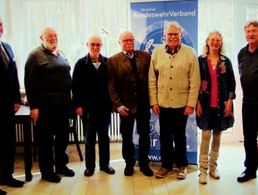 Bernhard Hauber (v.l.) mit den geehrten und ausgezeichneten Mitgliedern Wolfgang Schulze-Thummes, E. Modrow, R. von Frankenberg, P. Ulrich, Dr. U. Heckl und B. Sturm. Foto: KERH Roth