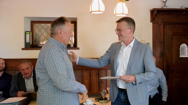 Beteiligungsrechtler Hauptmann a.D. Bernd Stark freut sich über die Auszeichnung mit der Verdienstnadel in Silber durch den Bundesvorsitzenden Oberst André Wüstner. Foto: DBwV/IK