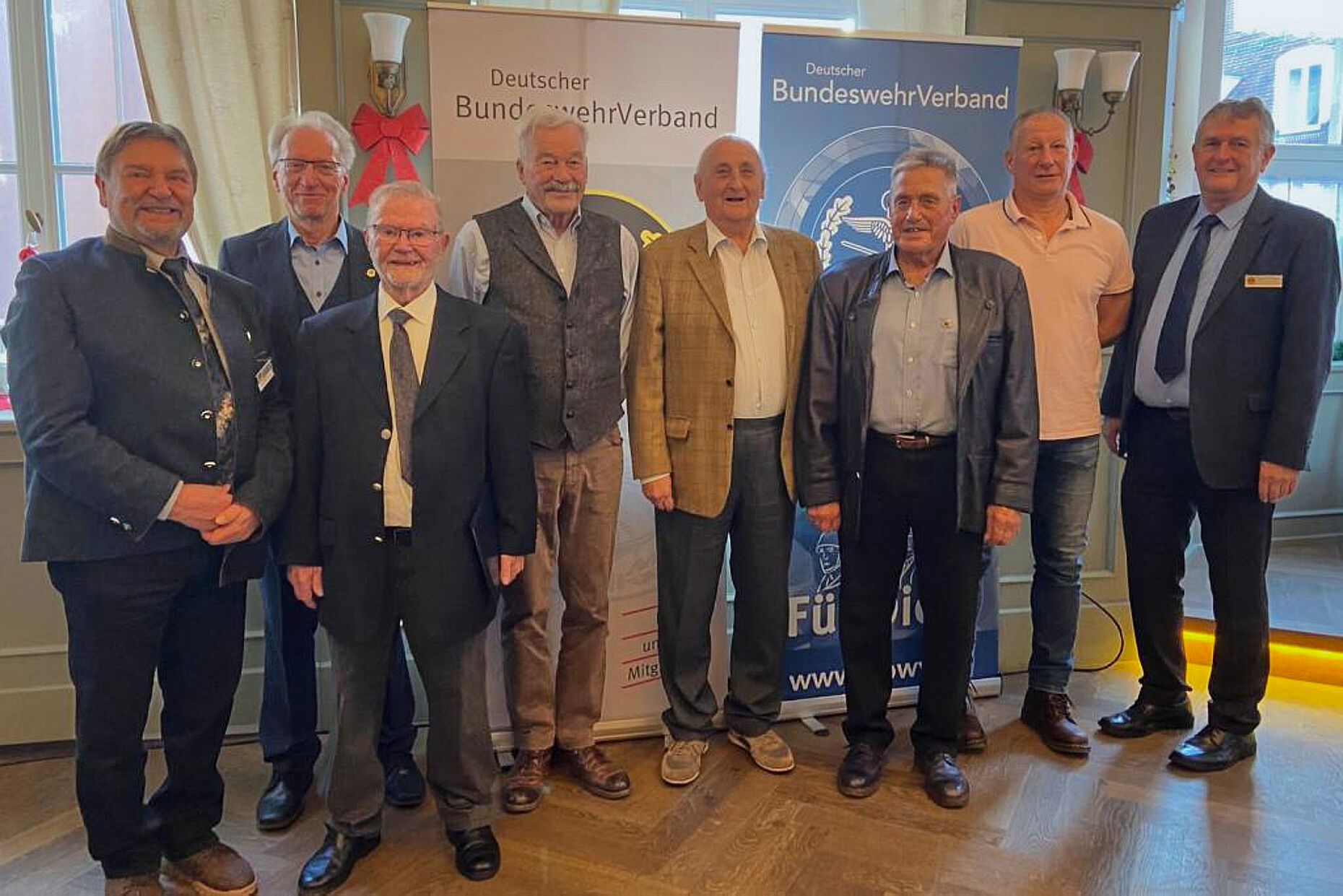 Bei der Jahresabschlussfeier erfuhren langjährige Mitglieder des DBwV Anerkennung für ihre Treue, darunter für 60 Jahre Egon Wülfring (3.v.l. ff.), Gottfried Schröder und Reinhard Jürschick. Foto: li