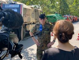 Brigadegeneral Jürgen Uchtmann beantwortet Fragen, wie die Bundeswehr die Berliner Feuerwehr hier unterstützt. Foto: Bundeswehr