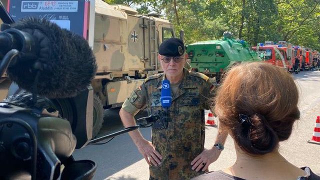 Brigadegeneral Jürgen Uchtmann beantwortet Fragen, wie die Bundeswehr die Berliner Feuerwehr hier unterstützt. Foto: Bundeswehr
