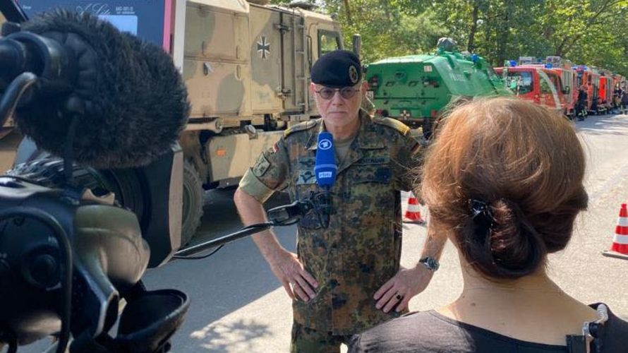 Brigadegeneral Jürgen Uchtmann beantwortet Fragen, wie die Bundeswehr die Berliner Feuerwehr hier unterstützt. Foto: Bundeswehr