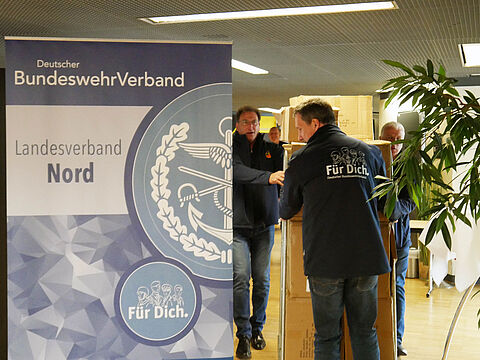 Hauptamtliche Mitarbeiter packen kräftig an. Foto: DBwV