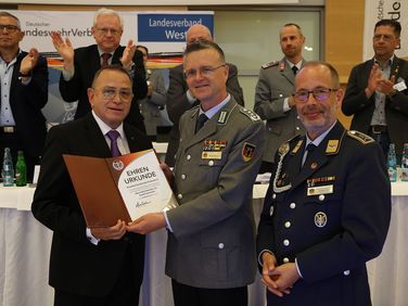 Oberstabsfeldwebel a.D. Rudolf Schmelzer (l.), seit September 2024 wieder stellv. Landesvorsitzender, ein Mandat, das er bereits von 2007 bis 2019 übernommen hatte, wurde nach 18 Jahren Arbeit im Landesvorstand West mit der Ehrenmitgliedschaft ausgezeichnet. Zum Nachfolger Schmelzers wurde Hauptmann a.D. André Häusler gewählt.