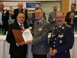 Oberstabsfeldwebel a.D. Rudolf Schmelzer (l.), seit September 2024 wieder stellv. Landesvorsitzender, ein Mandat, das er bereits von 2007 bis 2019 übernommen hatte, wurde nach 18 Jahren Arbeit im Landesvorstand West mit der Ehrenmitgliedschaft ausgezeichnet. Zum Nachfolger Schmelzers wurde Hauptmann a.D. André Häusler gewählt.