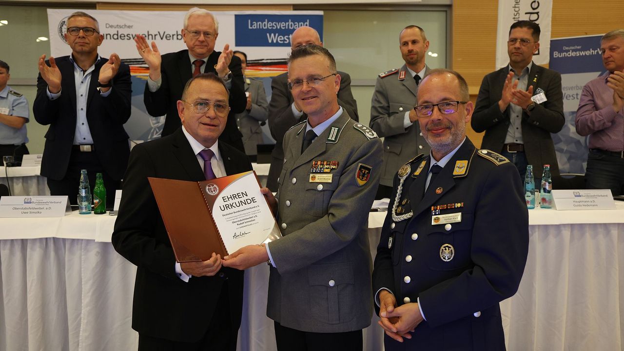 Oberstabsfeldwebel a.D. Rudolf Schmelzer (l.), seit September 2024 wieder stellv. Landesvorsitzender, ein Mandat, das er bereits von 2007 bis 2019 übernommen hatte, wurde nach 18 Jahren Arbeit im Landesvorstand West mit der Ehrenmitgliedschaft ausgezeichnet. Zum Nachfolger Schmelzers wurde Hauptmann a.D. André Häusler gewählt.