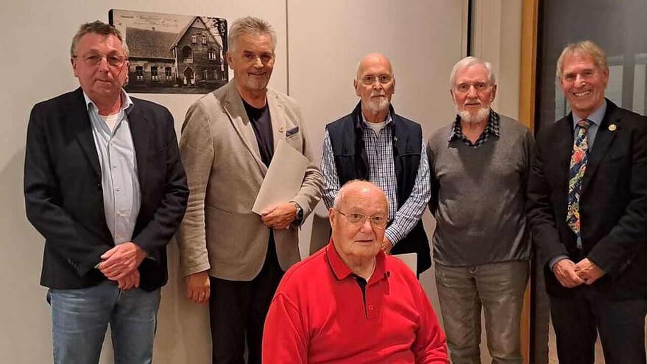 In Dithmarschen (v.l.): Stabsfeldwebel a.D. Otto Warskulat, stv. Vorsitzender, Stabsfeldwebel a.D. Manfred Schmidt, geehrt für 50 Jahre Mitgliedschaft, Stabsfeldwebel a.D. Harm Schipmann, geehrt für 60 Jahre Mitgliedschaft, Oberfeldwebel d.R. Rainer Grohmann, geehrt für 60 Jahre Mitgliedschaft, Stabsfeldwebel a.D. Henry Hinkfuß, geehrt für 40 Jahre Mitgliedschaft, und Hauptmann a.D. Ortwin Rosenke, Vorsitzender. Foto: LV Nord