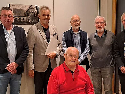 In Dithmarschen (v.l.): Stabsfeldwebel a.D. Otto Warskulat, stv. Vorsitzender, Stabsfeldwebel a.D. Manfred Schmidt, geehrt für 50 Jahre Mitgliedschaft, Stabsfeldwebel a.D. Harm Schipmann, geehrt für 60 Jahre Mitgliedschaft, Oberfeldwebel d.R. Rainer Grohmann, geehrt für 60 Jahre Mitgliedschaft, Stabsfeldwebel a.D. Henry Hinkfuß, geehrt für 40 Jahre Mitgliedschaft, und Hauptmann a.D. Ortwin Rosenke, Vorsitzender. Foto: LV Nord