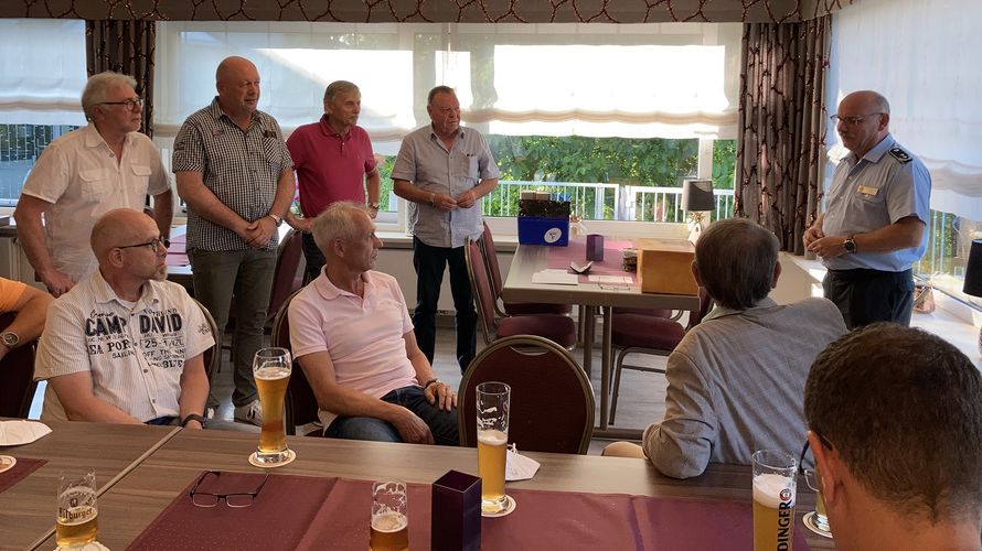 Landesvorsitzender Oberstleutnant Lutz Meier verabschiedete langjährige Mitarbeiter in den wohlverdienten „Unruhestand“. Foto: DBwV LV West