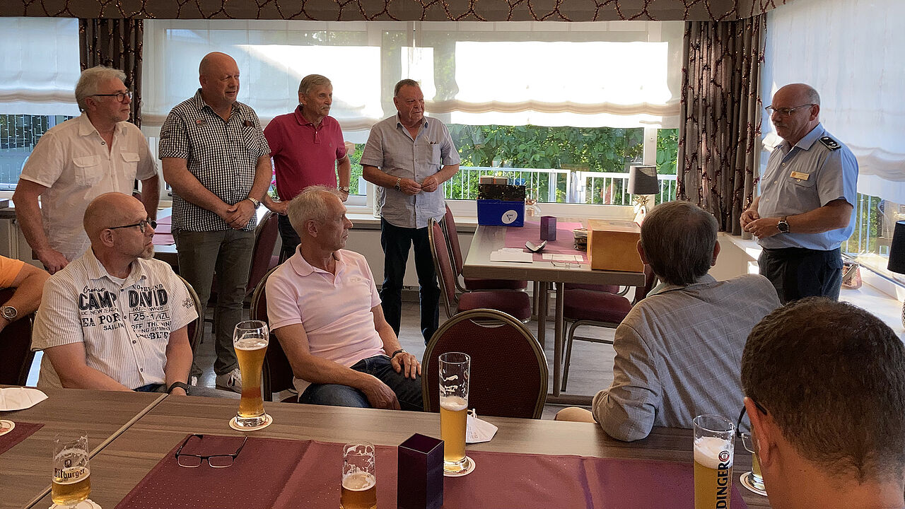 Landesvorsitzender Oberstleutnant Lutz Meier verabschiedete langjährige Mitarbeiter in den wohlverdienten „Unruhestand“. Foto: DBwV LV West
