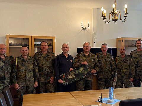 Lohheide: Werner Schunk (4.v.r.) wurde aus der Truppenkameradschaft verabschiedet. Foto: LV Nord
