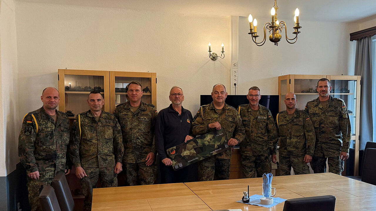 Lohheide: Werner Schunk (4.v.r.) wurde aus der Truppenkameradschaft verabschiedet. Foto: LV Nord