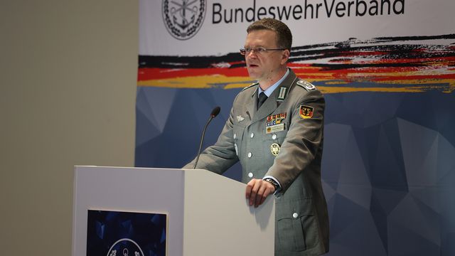 Oberst Wüstner auf einer DBwV-Tagung. Im Interview mit dem WDR sprach der Bundesvorsitzende des Deutschen BundeswehrVerbandes erneut Klartext. Foto: DBwV/Yann Bombeke