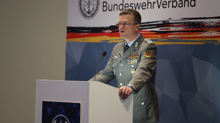 Der Bundesvorsitzende des DBwV, Oberst André Wüstner, neulich bei der Spießtagung des Verbandes. Jetzt hat er mit der "BILD am Sonntag" über die "Zeitenwende" gesprochen. Foto: DBwV/Yann Bombeke