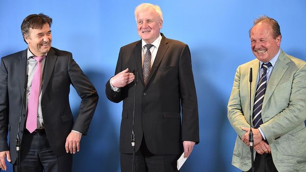 Glückliche Gesichter nach der Tarifeinigung in Potsdam: Thomas Böhle, Präsident des kommunalen Arbeitgeberverbands (VKA), Bundesinnenminister Horst Seehofer und Frank Bsirske, Vorsitzender von ver.di (v.l.n.r.). Foto: dpa