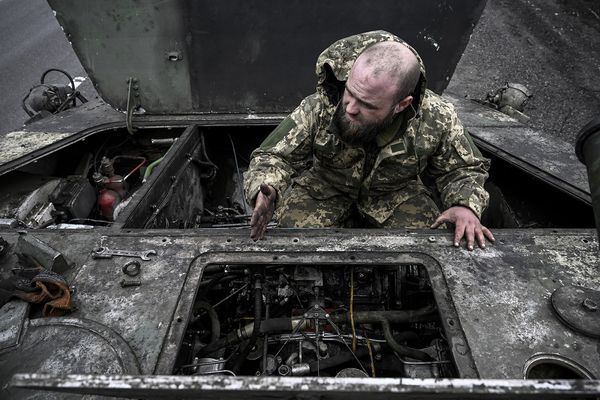Ein Ukrainer repariert einen Panzer. Foto: Muhammed Enes Yildirim / Anadolu Agency
