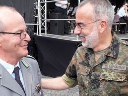 Vor großer Kulisse wurde Oberstleutnant a.D. Alfred Schmitz (l.) als einem der ersten Veteranen das Veteranenabzeichen ausgehändigt. Hier, nach der Aushändigung, mit Generaloberstabsarzt Dr. Ulrich Baumgärtner, Inspekteur des Sanitätsdienstes der Bundeswehr. Foto: G. Arleth 