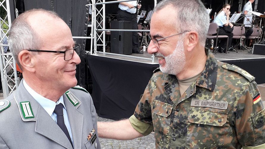 Vor großer Kulisse wurde Oberstleutnant a.D. Alfred Schmitz (l.) als einem der ersten Veteranen das Veteranenabzeichen ausgehändigt. Hier, nach der Aushändigung, mit Generaloberstabsarzt Dr. Ulrich Baumgärtner, Inspekteur des Sanitätsdienstes der Bundeswehr. Foto: G. Arleth 