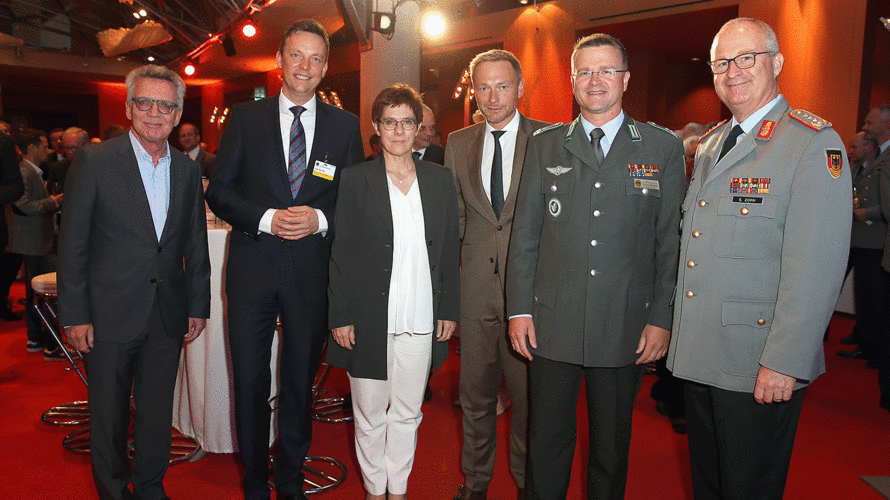 Die politische Sommerpause ist vorbei, das wurde auch beim Parlamentarischen Abend des DBwV mit prominenten Gästen deutlich: der frühere Verteidigungsminister Thomas de Maizière, der saarländische Ministerpräsident Tobias Hans, Verteidigungsministerin Annegret Kramp-Karrenbauer, FDP-Chef Christian Lindner, DBwV-Bundesvorsitzender André Wüstner und Generalinspekteur Eberhard Zorn (v.l.n.r.). Foto: DBwV/Mika Schmidt 