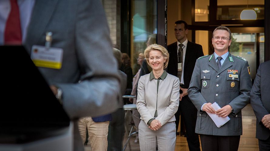 Hoher Besuch: Verteidigungsministerin Ursula von der Leyen mit dem DBwV-Bundesvorsitzenden Oberstleutnant André Wüstner Foto: DBwV/Scheurer