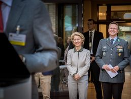 Hoher Besuch: Verteidigungsministerin Ursula von der Leyen mit dem DBwV-Bundesvorsitzenden Oberstleutnant André Wüstner Foto: DBwV/Scheurer