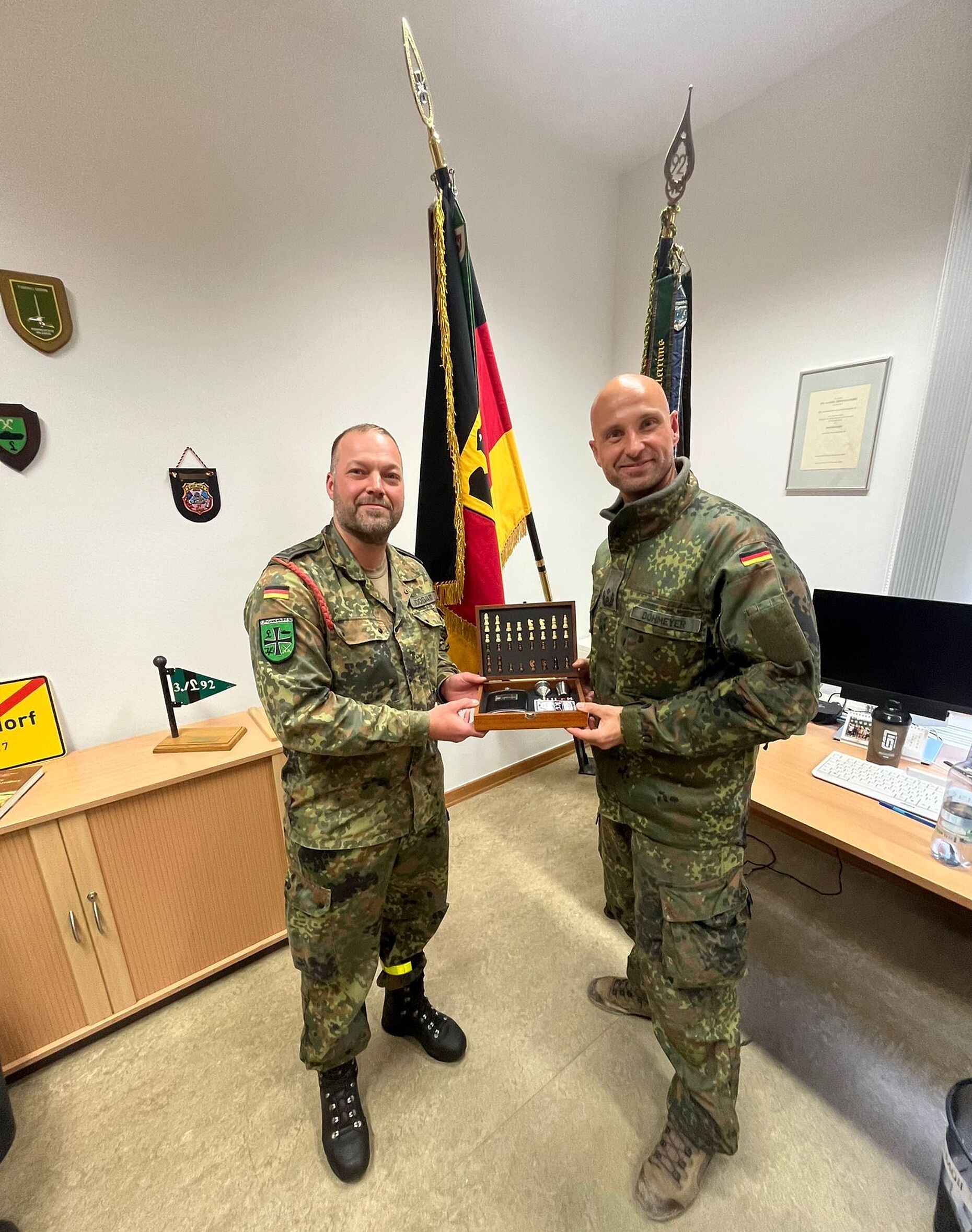 Der Kameradschaftsvorsitzende van den Boogaard (links) mit Oberstleutnant Dohmeyer. Foto: DBwV