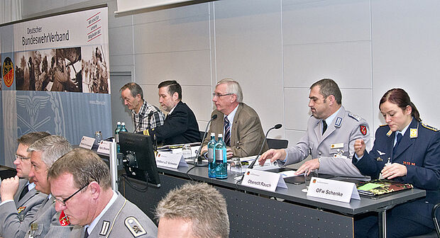 Das Präsidium unter der Leitung von Oberstaabsbootsmann a.D. Wolfgang Schmelzer (M.).