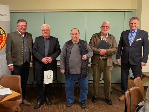 Vorsitzender Franz Jung mit dem 80-jährigen Jubilar Wolfgang Wienhold, den geehrten Mitgliedern Richard Dill und Rudolf Mühlbauer sowie dem Vorsitzenden ERH Bernhard Hauber. Foto: KERH Füssen