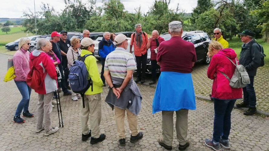 Vorsitzender Armin Rother (rechts mit gelber Jacke) und Wanderführer Eugen Attinger (r.) begrüßen die Teilnehmer zur Herbstwanderung. Foto: Carina Rother