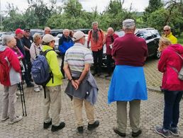 Vorsitzender Armin Rother (rechts mit gelber Jacke) und Wanderführer Eugen Attinger (r.) begrüßen die Teilnehmer zur Herbstwanderung. Foto: Carina Rother