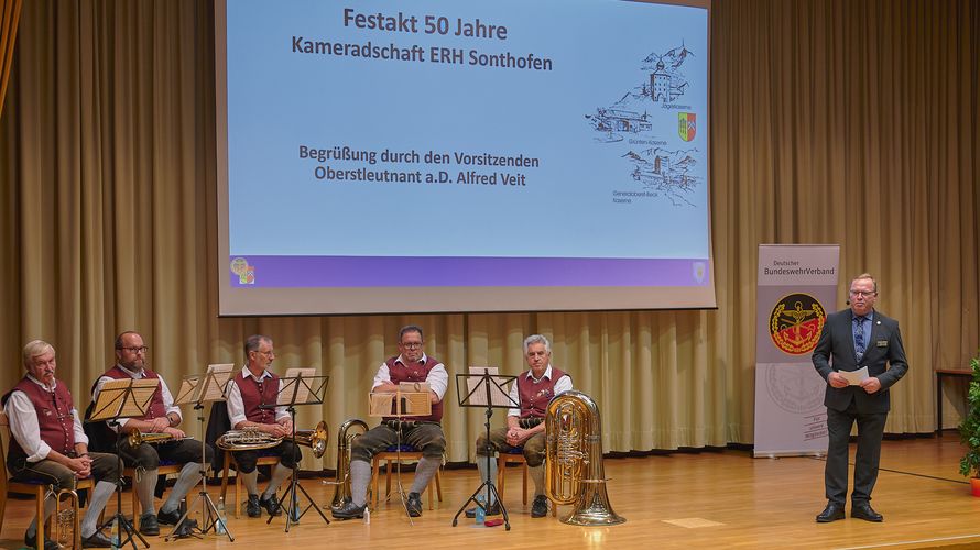 KERH-Vorsitzender Oberstleutnant a.D. Alfred Veit begrüßt Gäste von der Bundeswehr, aus der Politik und dem DBwV zum Festakt anlässlich des 50-jährigen Jubiläums der Kameradschaft ERH Sonthofen. Foto: Ingo Kaminsky