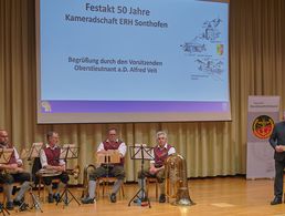 KERH-Vorsitzender Oberstleutnant a.D. Alfred Veit begrüßt Gäste von der Bundeswehr, aus der Politik und dem DBwV zum Festakt anlässlich des 50-jährigen Jubiläums der Kameradschaft ERH Sonthofen. Foto: Ingo Kaminsky