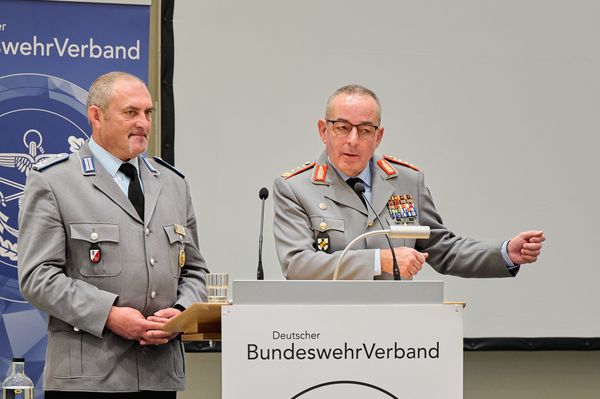 Generalinspekteur Carsten Breuer stellte sich nach seinem Vortrag zur Lage der Bundeswehr den Fragen aus dem Plenum. Foto: IK