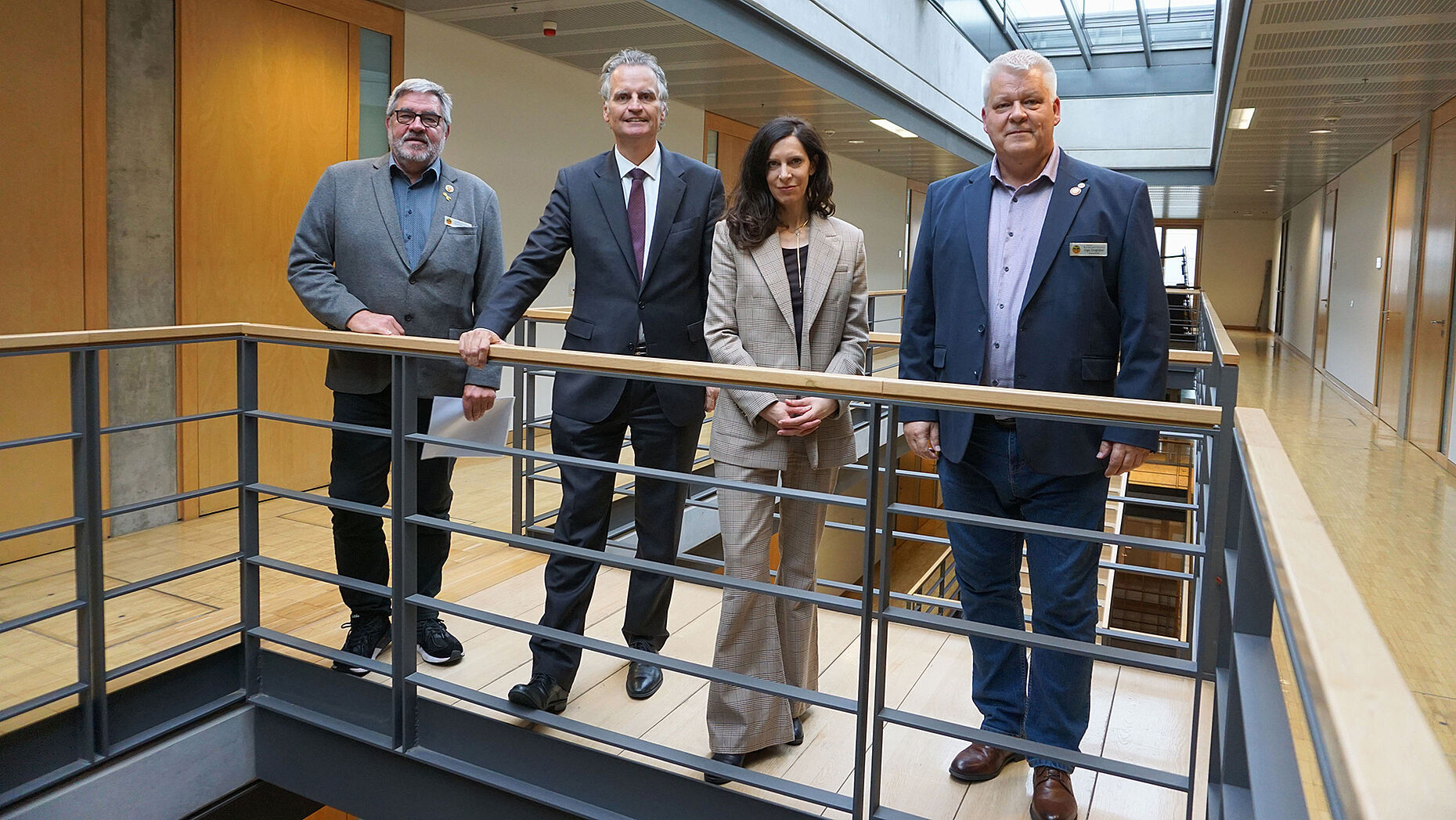 Im Vorfeld war der Vorstand ERH mit Hauptmann a.D. Ingo Zergiebel (r.) und Hauptmann a.D. und Stabshauptmann d.R. Ernst Wendland (l.), zu zahlreichen Gesprächen im politischen Berlin unterwegs, hier mit dem stellvertretenden Vorsitzenden der CDU/CSU-Fraktion, Dr. Günter Krings. Begleitet wurde der Vorstand ERH von DBwV-Mitarbeiterin Katja Gersemann. Foto: DBwV/Eva Krämer