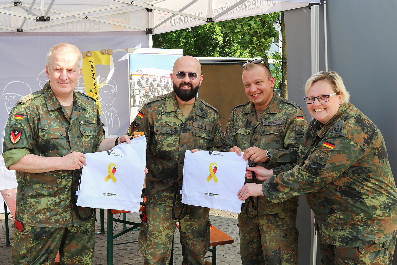 Hauptmann a.D.  Häusler (Vorsitzender StOKa, von links), Major Peters, Hauptmann Fröls, Oberstleutnant Tourmo. Foto: ZVBw\Yildrim