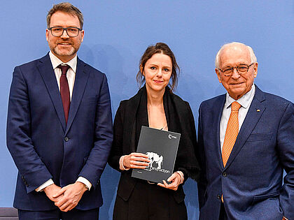 Wolfgang Ischinger (r.), Vorsitzender der Münchner Sicherheitskonferenz (MSC), mit Prof. Dr. Tobias Bunde, Director of Research Policy der MSC, und Dr. Sophie Eisentraut, Head of Research Publications der MSC, bei der Vorstellung des Munich Security Report 2026 in Berlin. Foto: picture alliance/ABBfoto