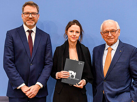 Wolfgang Ischinger (r.), Vorsitzender der Münchner Sicherheitskonferenz (MSC), mit Prof. Dr. Tobias Bunde, Director of Research Policy der MSC, und Dr. Sophie Eisentraut, Head of Research Publications der MSC, bei der Vorstellung des Munich Security Report 2026 in Berlin. Foto: picture alliance/ABBfoto