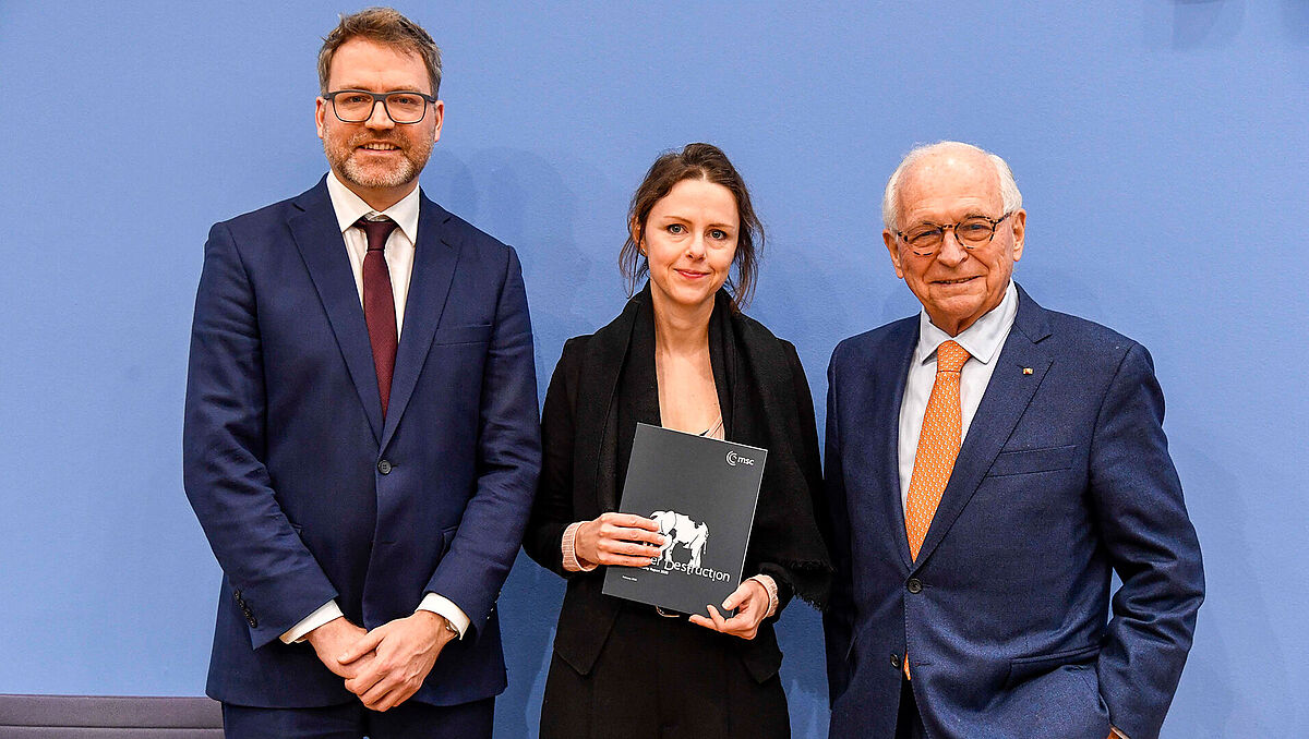 Wolfgang Ischinger (r.), Vorsitzender der Münchner Sicherheitskonferenz (MSC), mit Prof. Dr. Tobias Bunde, Director of Research Policy der MSC, und Dr. Sophie Eisentraut, Head of Research Publications der MSC, bei der Vorstellung des Munich Security Report 2026 in Berlin. Foto: picture alliance/ABBfoto