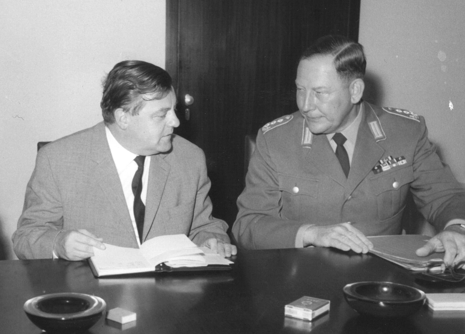 Karl-Theodor Molinari im Gespräch mit Verteidigungsminister Franz-Josef Strauß. Foto: DBwV