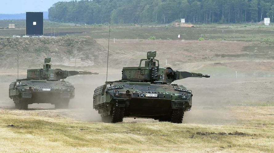Schützenpanzer vom Typ Puma fahren auf dem Erprobungsgelände des Unternehmens Rheinmetall während einer Schießübung. Laut Beschaffungsliste soll das Nachfolgemodell des Marders modifiziert werden. Foto: dpa