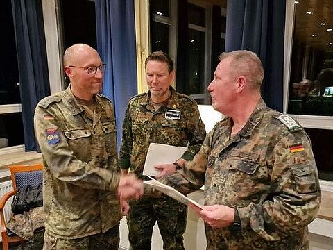 Die Geehrten Christopher John und Thomas Ohlshausen mit dem Bezirksvorsitzenden Hannes Dreier (v.l.) Foto: DBwV